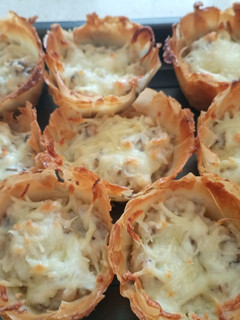 Una foto de Cestas de masa brisa rellenas de gambas y setas