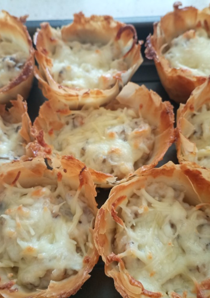 Una foto de Cestas de masa brisa rellenas de gambas y setas