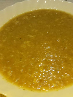 Una foto de Sopa de ajo y verduras rápida con picatostes