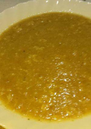 Una foto de Sopa de ajo y verduras rápida con picatostes