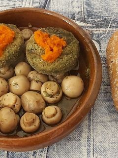 Una foto de Champiñones con salsa chimichurri, hamburguesas de guisantes