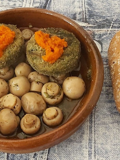 Una foto de Champiñones con salsa chimichurri, hamburguesas de guisantes