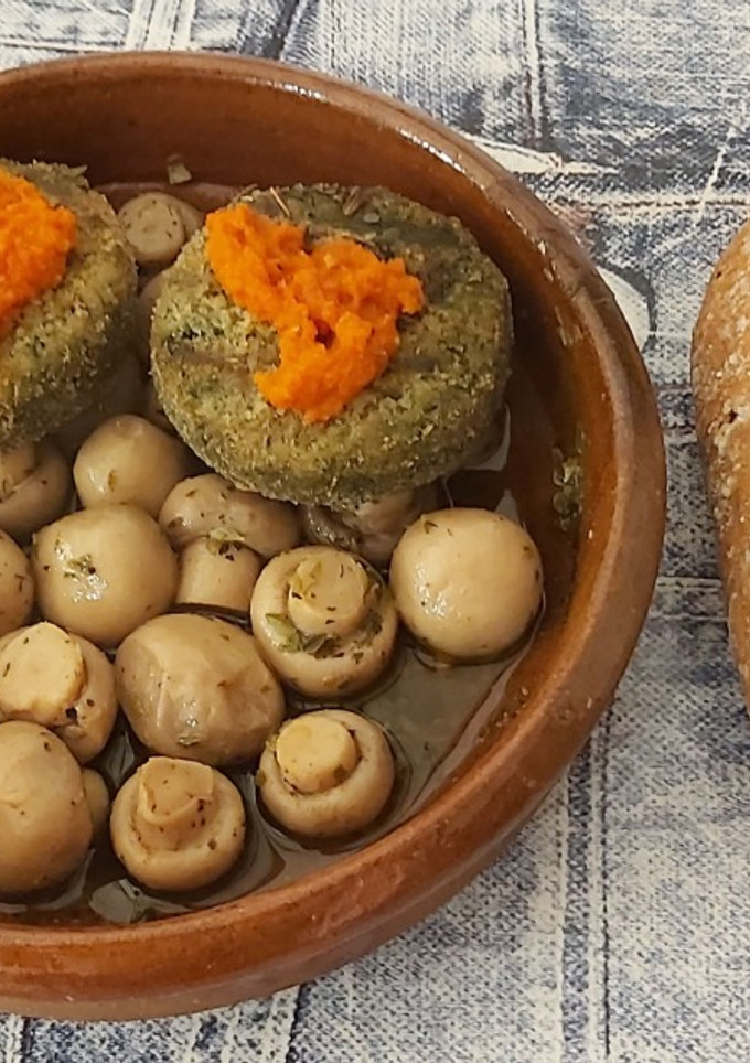 Una foto de Champiñones con salsa chimichurri, hamburguesas de guisantes