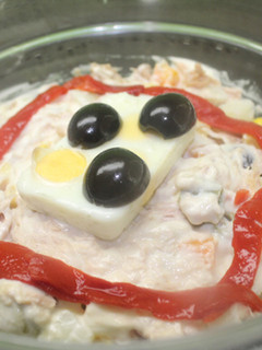 Una foto de Ensaladilla rusa con huevo de codorniz