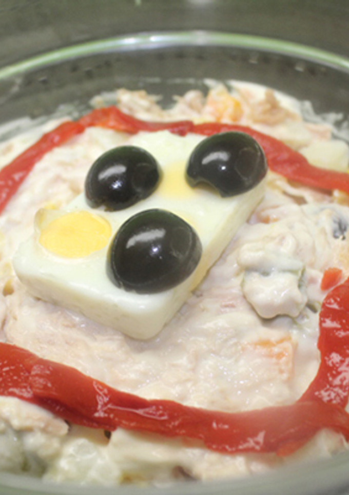 Una foto de Ensaladilla rusa con huevo de codorniz