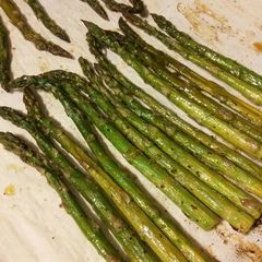 A picture of Lemon Pepper Roasted Asparagus.