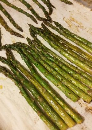 A picture of Lemon Pepper Roasted Asparagus.