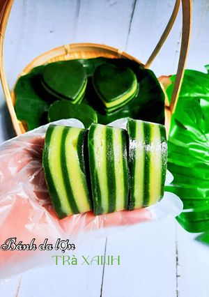 A picture of Vietnamese Steamed Layer Cake with Matcha (Bánh da lợn vị trà xanh).