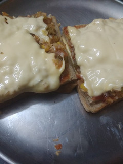 ચીઝ બ્રેડ પીઝા (Cheese Bread pizza Recipe in Gujarati) રેસીપી મુખ્ય ફોટો