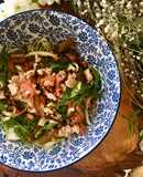 Ensalada de diario con rúcula, cilantro y lima