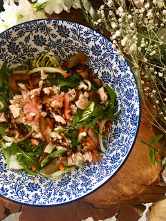 Una foto de Ensalada de diario con rúcula, cilantro y lima