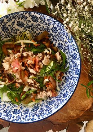 Foto principal de Ensalada de diario con rúcula, cilantro y lima