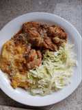 Polenta com frango e repolho refogado