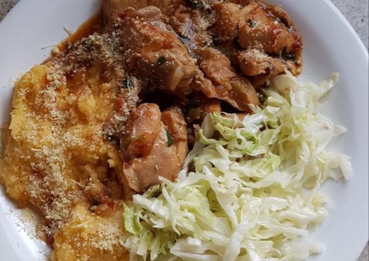Polenta com frango e repolho refogado - Tudogosreceitas