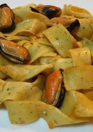 Foto principal de Tallarines crujientes al ajillo con mejillones 