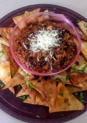 Una foto de Chile con carne con nachos caseros