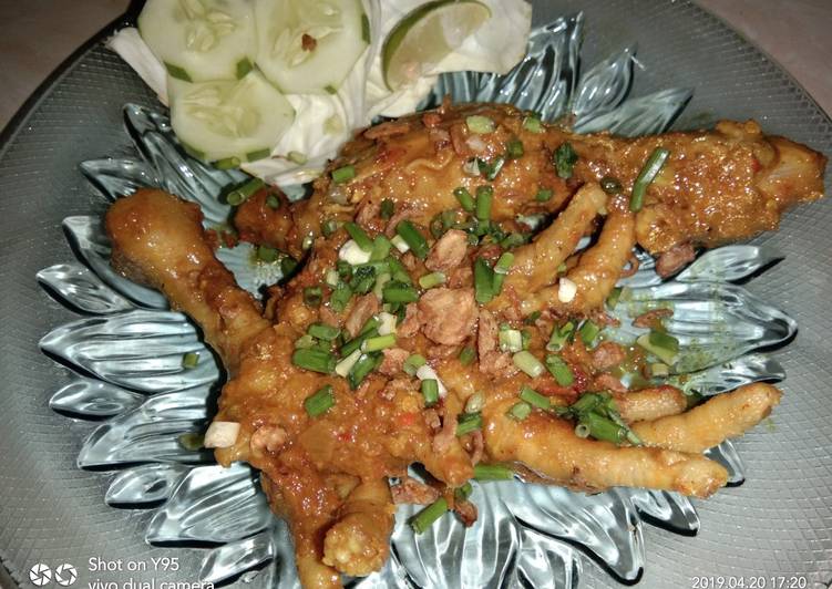 Ceker bumbu kuning pedas