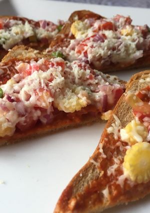 A picture of Pizza style open toast.