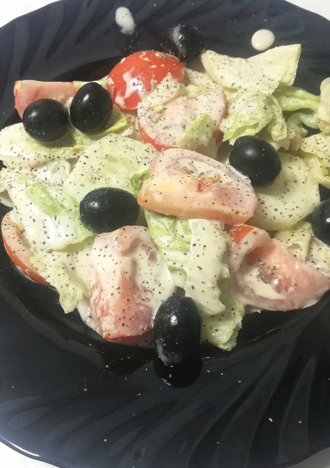 Una foto de Ensalada Sencilla con Salsa de Griego y Anchoas - Lista en 5 minutos