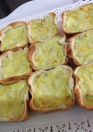Una foto de Tartitas de queso Roquefort y pera 😋