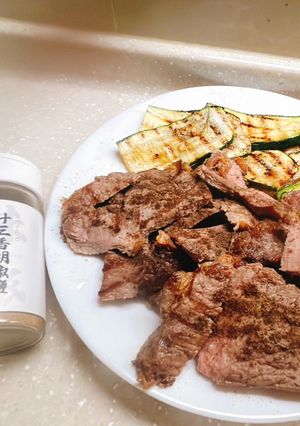 香煎牛排櫛瓜 的食譜成品照片