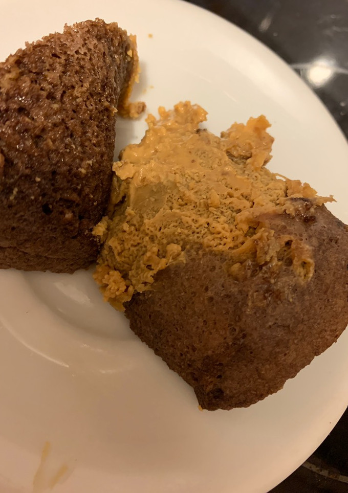 Una foto de Mug cake de mantequilla de maní