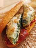 Bocadillo de tortilla de espinacas con Idiazábal y piquillos confitados