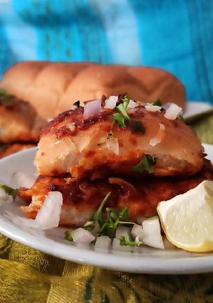 A picture of Spicy Schezwan masal pav.