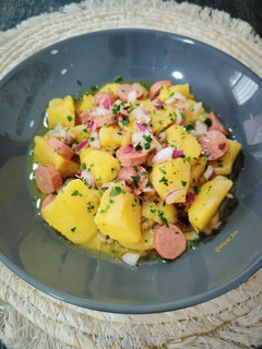 Una foto de Kartoffelsalat -ensalada alemana de patata y frankfurt-