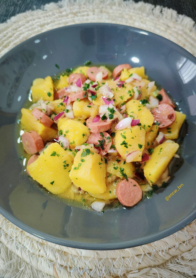 Una foto de Kartoffelsalat -ensalada alemana de patata y frankfurt-