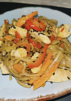Фото Локшина удон з куркою та овочами.