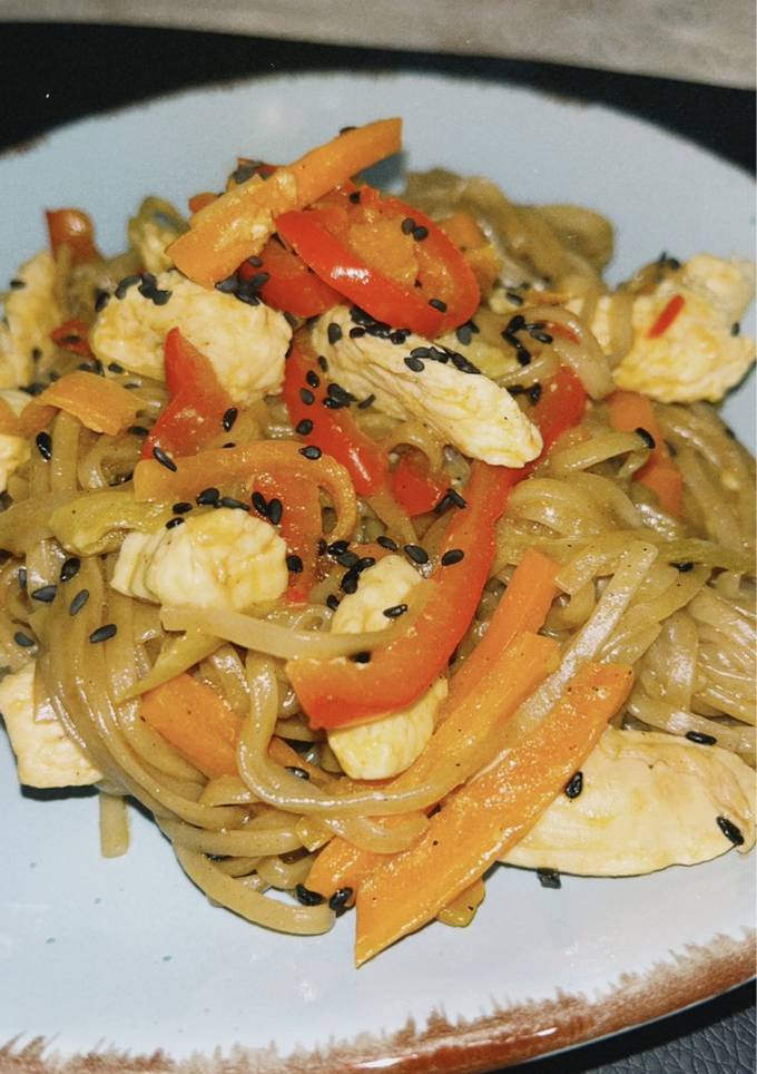 Локшина удон з куркою та овочами