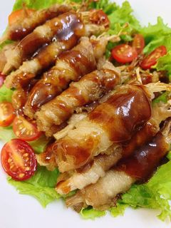 Hình của món Ba chỉ bò cuộn nấm kim châm sốt cay.