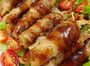 Hình của món Ba chỉ bò cuộn nấm kim châm sốt cay.