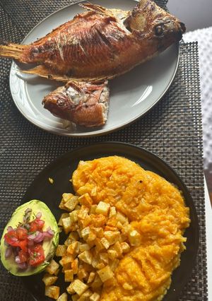 Una foto de Mojarra al Barril con Cremoso de Auyama, Papa Crispy y Aguacate Relleno