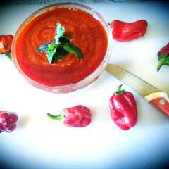 Una foto de Harissa with spices and lemon and garlic