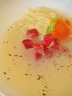 Una foto de Caldo de ave con tacos de jamón