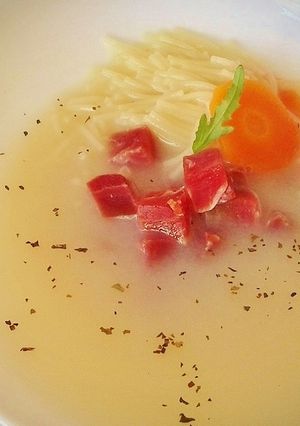 Una foto de Caldo de ave con tacos de jamón