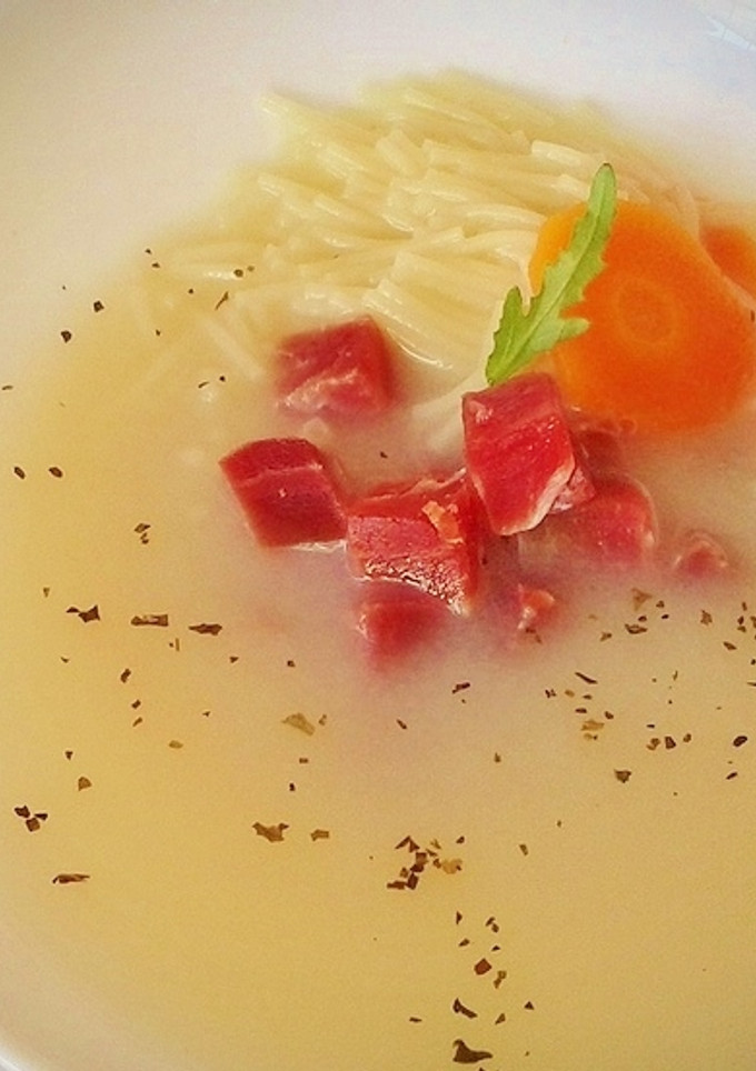 Una foto de Caldo de ave con tacos de jamón