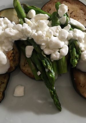 Una foto de Berenjena 🍆 con espárragos y queso cotagge