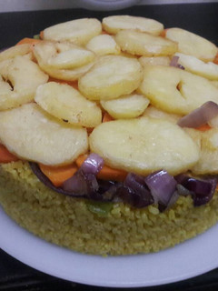 A picture of Maqluba with Chicken Breasts.
