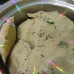 A picture of Suji idli coriander coconut chutney.