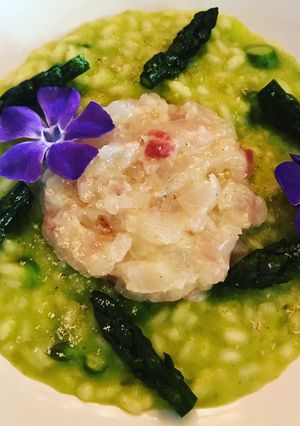 Foto di Risotto agli asparagi con battuta di scampi e branzino
