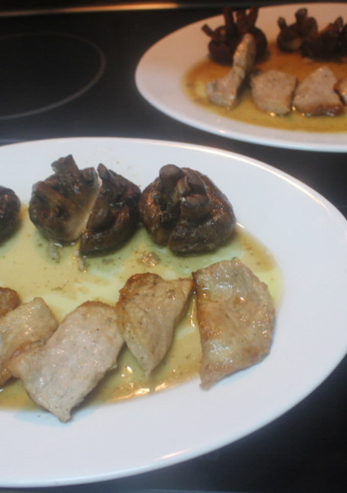 Una foto de Lomo con champiñones en freidora de aire
