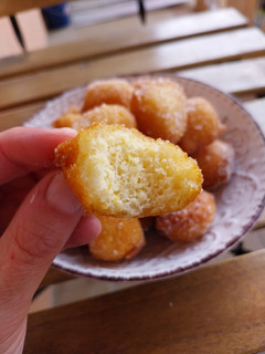 Una foto de Buñuelos de yogurt y limón