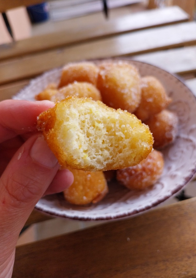 Una foto de Buñuelos de yogurt y limón