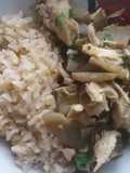 Pollo con refrito de alcachofa y arroz integral