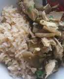 Pollo con refrito de alcachofa y arroz integral