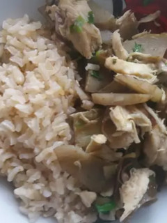 Una foto de Pollo con refrito de alcachofa y arroz integral