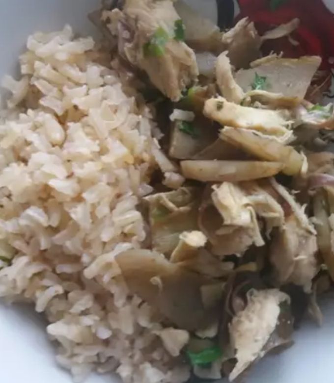 Una foto de Pollo con refrito de alcachofa y arroz integral